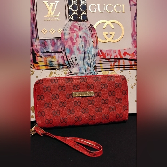 Red Designer Women's Clutch With Hardware That Says Gucci - Picture 1 of 3